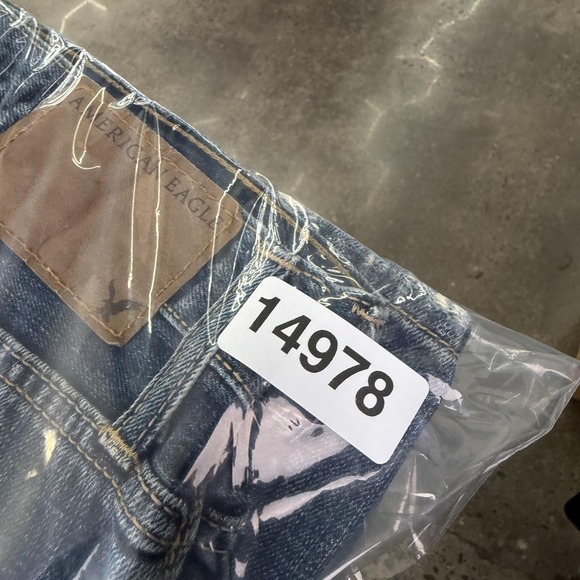 American Eagle Jeans Womens 26x28 Medium Wash Blue Denim Relaxed Straight Casual - Picture 13 of 13